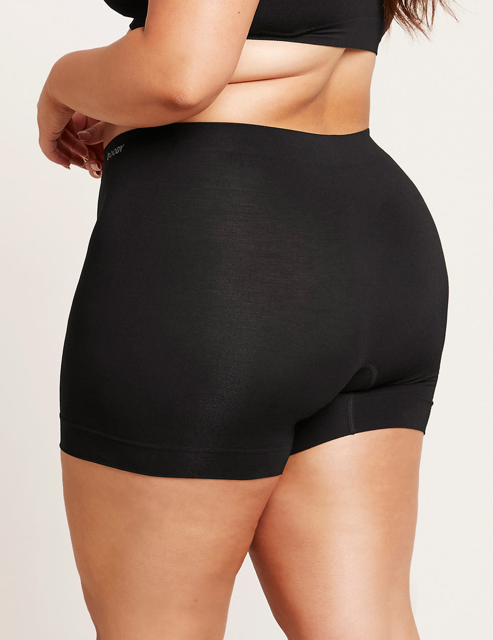 B10857_BLACK_Smoothing Short_4.jpg